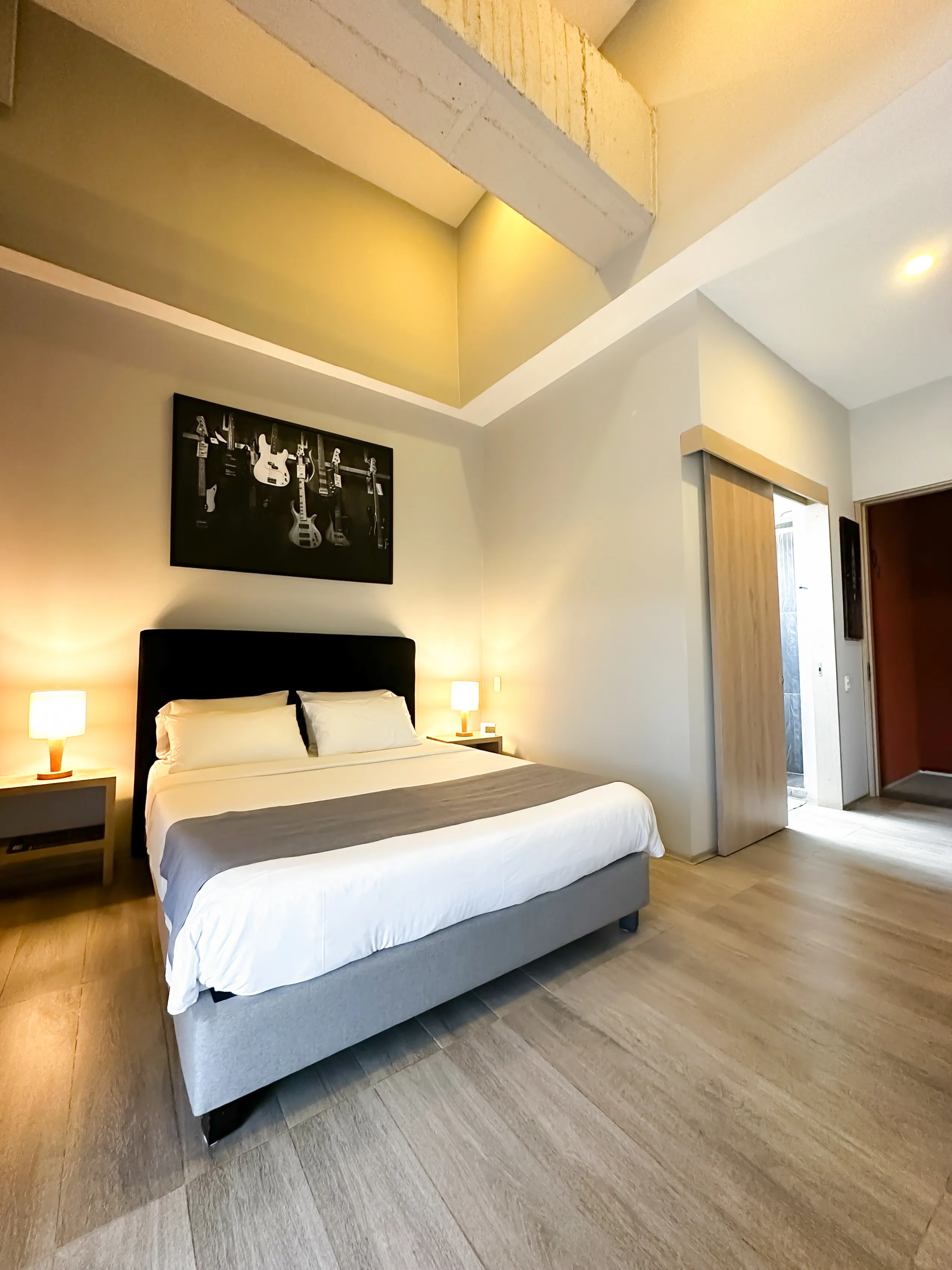 Habitación doble con cama queen en Arena Suites